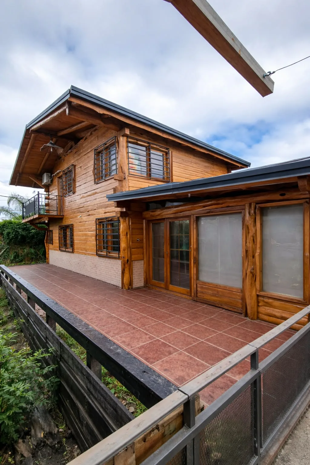 Casa de madera de dos plantas con terraza