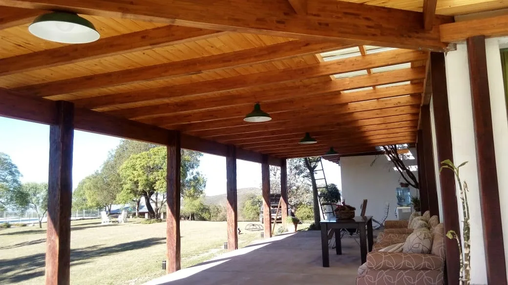 Galería con vigas y machimbre de madera