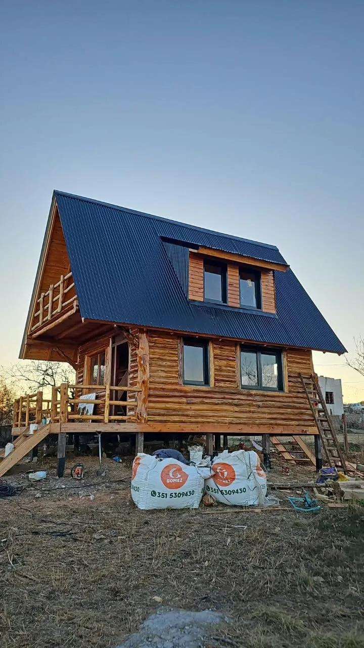 Cabaña alpina con el techo terminado