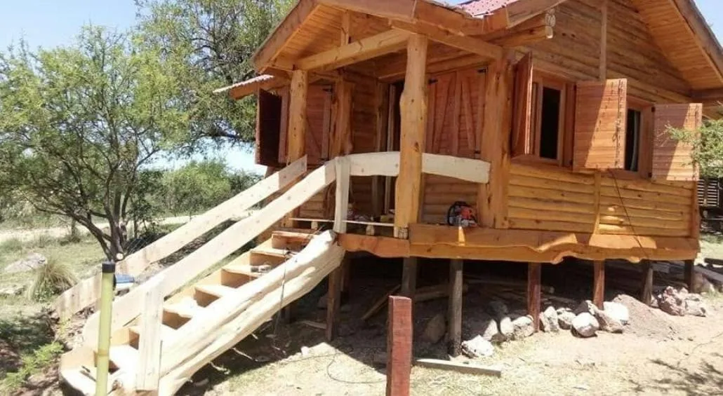 Cabaña sobre pilotes en construcción